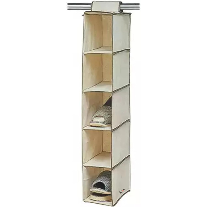 Organizador de zapatos colgante de tela beige con 5 compartimentos instalado en una barra de armario