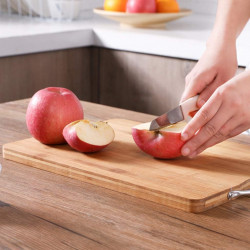 tabla-cortar-bambu-uso-real-picando-fruta-manzana-cocina