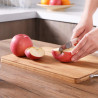 tabla-cortar-bambu-uso-real-picando-fruta-manzana-cocina