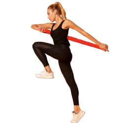 Mujer entrenando pierna con cinta extensora fascia Crivit color rojo 90cm