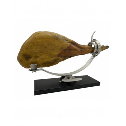 Detalle del jamonero Flores Cortés base negra con un jamón ibérico colocado para el corte