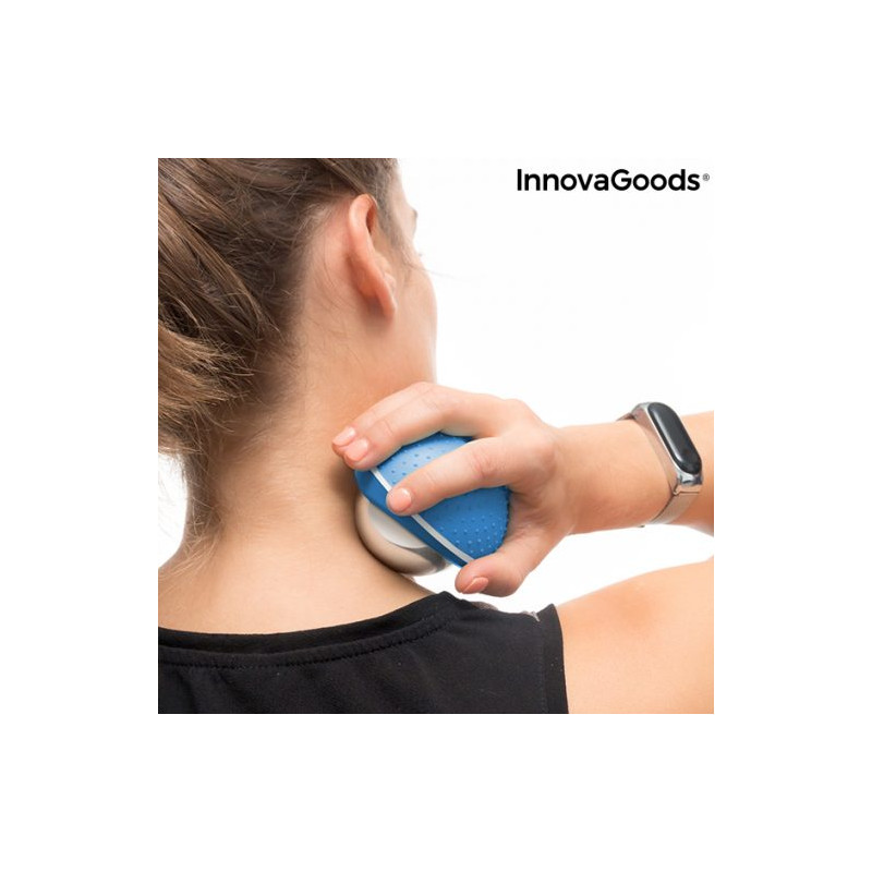 Mujer aplicándose la bola masajeadora de acero InnovaGoods en las cervicales para alivio térmico