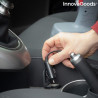 Mano conectando el adaptador de 12V del inflador InnovaGoods a la toma del encendedor de un coche