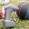 Aplicación práctica del compresor portátil Airpro+ inflando un balón de baloncesto en el exterior.